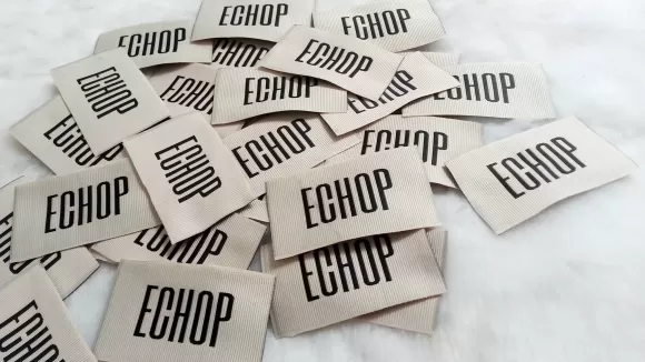 Tag Treo Tem Nhãn May Mặc – Giải Pháp Nhận Diện Thương Hiệu Hiệu Quả Cho Doanh Nghiệp Thời Trang