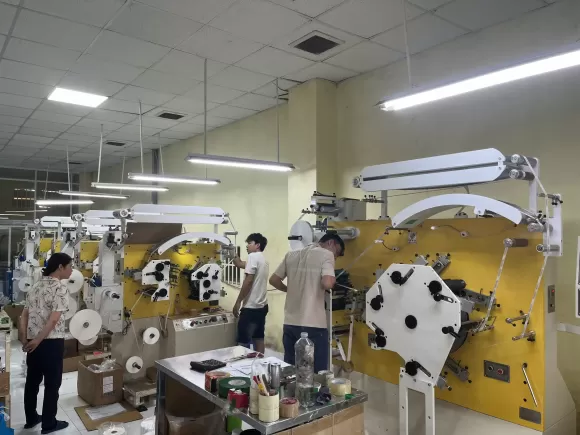 Tag Treo Tem Nhãn May Mặc – Giải Pháp Nhận Diện Thương Hiệu Hiệu Quả Cho Doanh Nghiệp Thời Trang