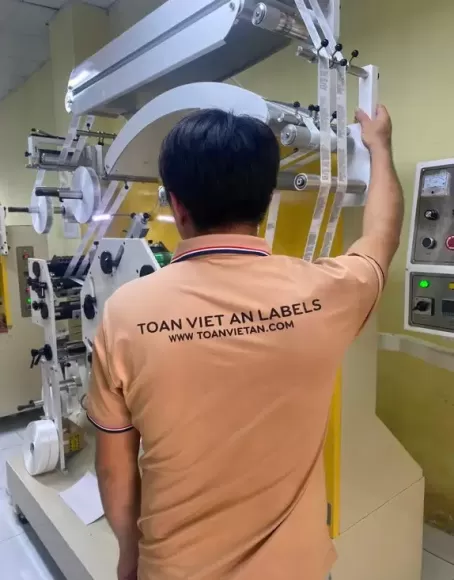 Tag Treo Tem Nhãn May Mặc – Giải Pháp Nhận Diện Thương Hiệu Hiệu Quả Cho Doanh Nghiệp Thời Trang