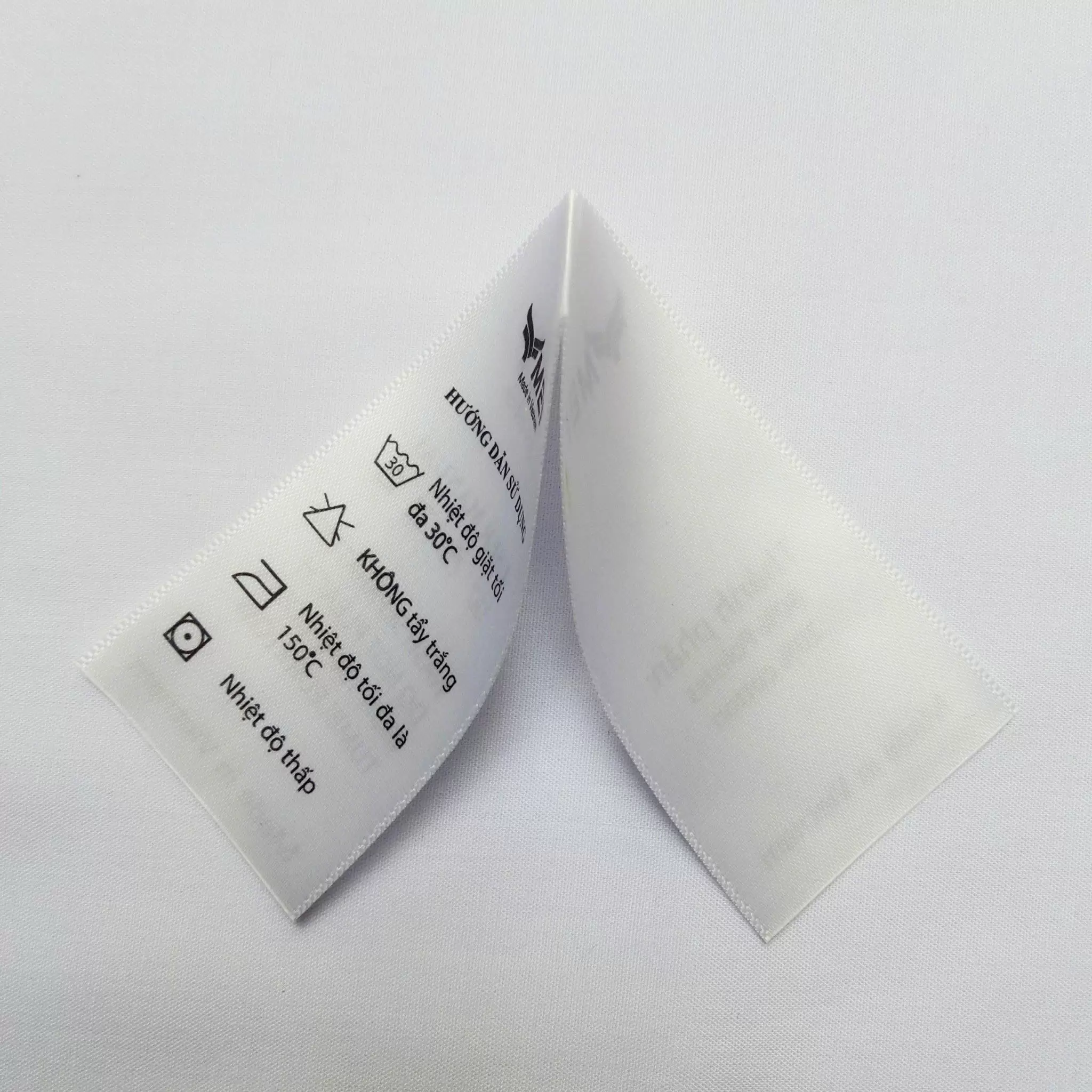 TEM NHÃN VẢI – IN LỤA (SILK PRINTING)